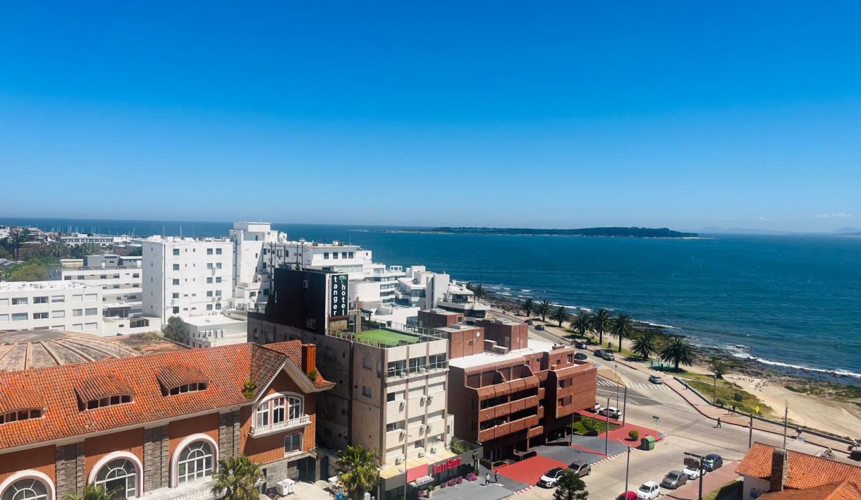 Apartamento frente al mar en Playa Mansa Punta del Este