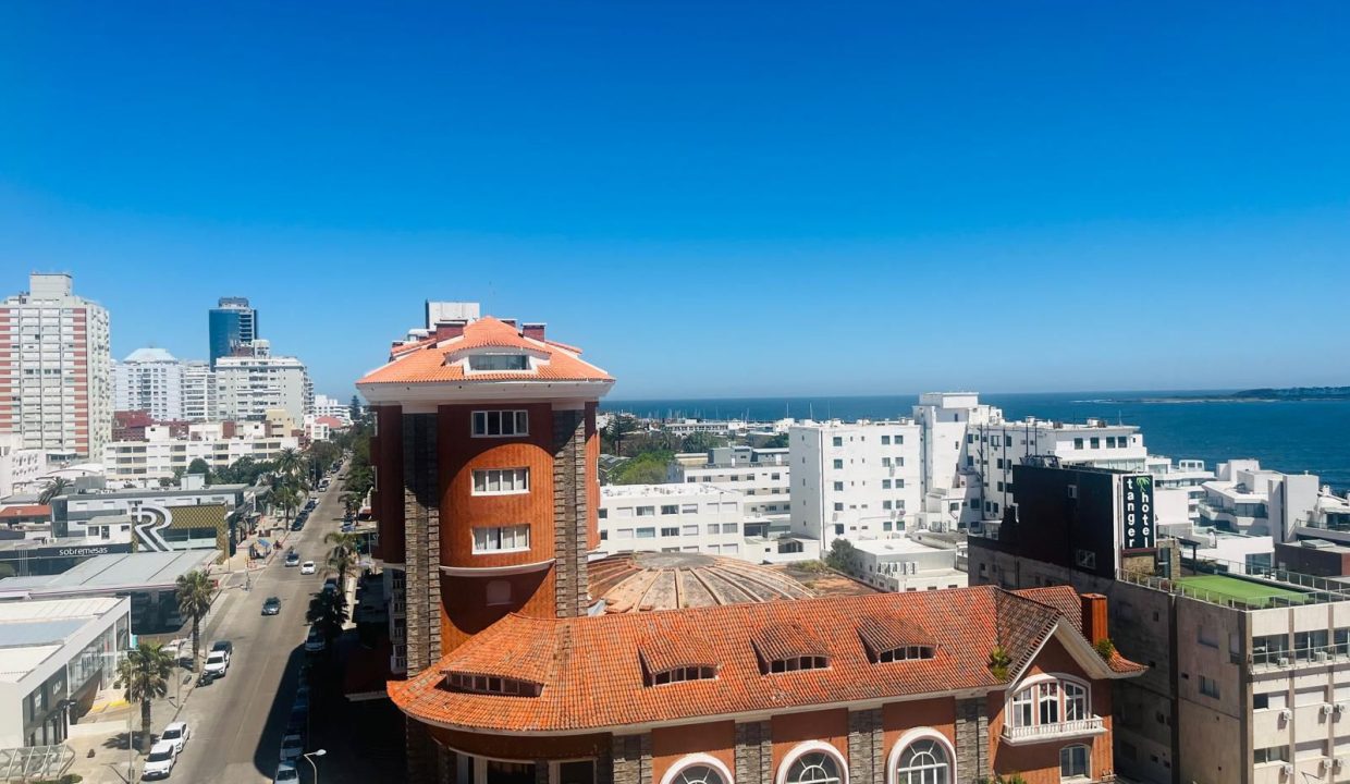 Apartamento frente al mar en Playa Mansa Punta del Este