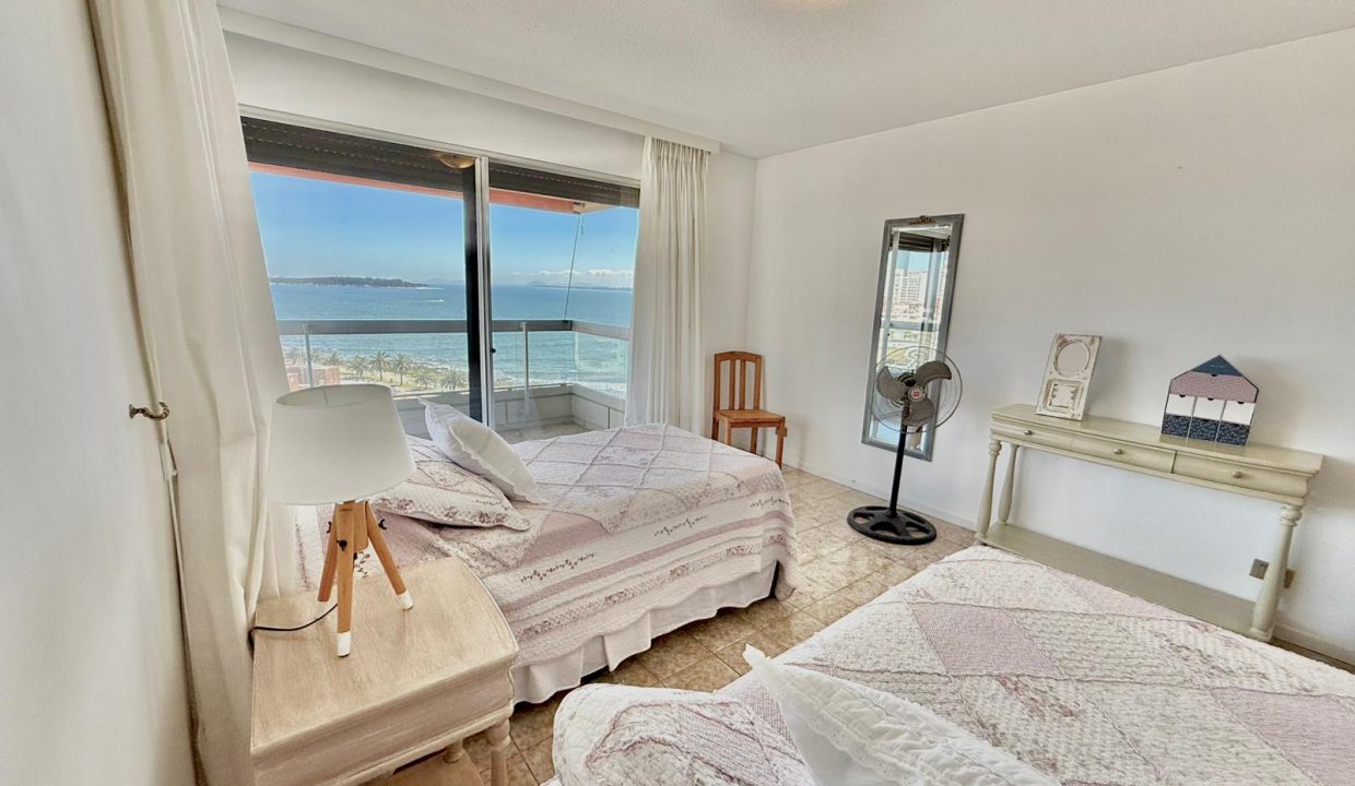 Apartamento frente al mar en Playa Mansa Punta del Este