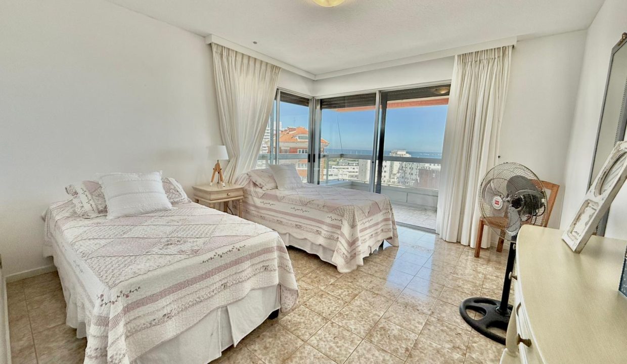 Apartamento frente al mar en Playa Mansa Punta del Este