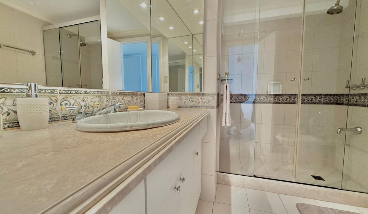 Apartamento frente al mar en Playa Mansa Punta del Este