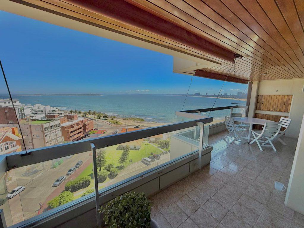 Apartamento frente al mar en Playa Mansa Punta del Este