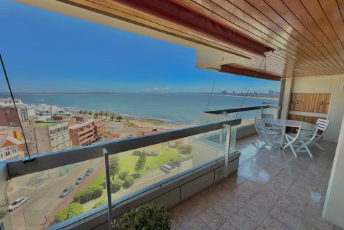 Apartamento frente al mar en Playa Mansa Punta del Este