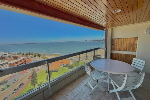 Apartamento frente al mar en Playa Mansa Punta del Este