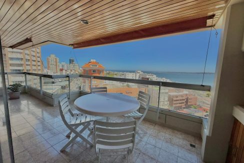 Apartamento frente al mar en Playa Mansa Punta del Este