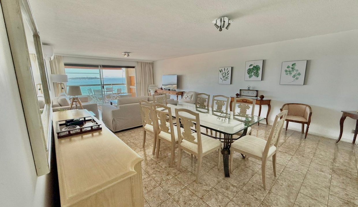 Apartamento frente al mar en Playa Mansa Punta del Este