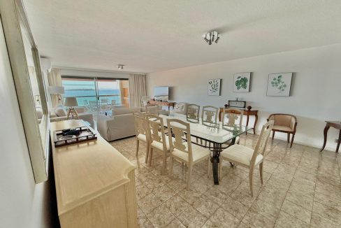 Apartamento frente al mar en Playa Mansa Punta del Este