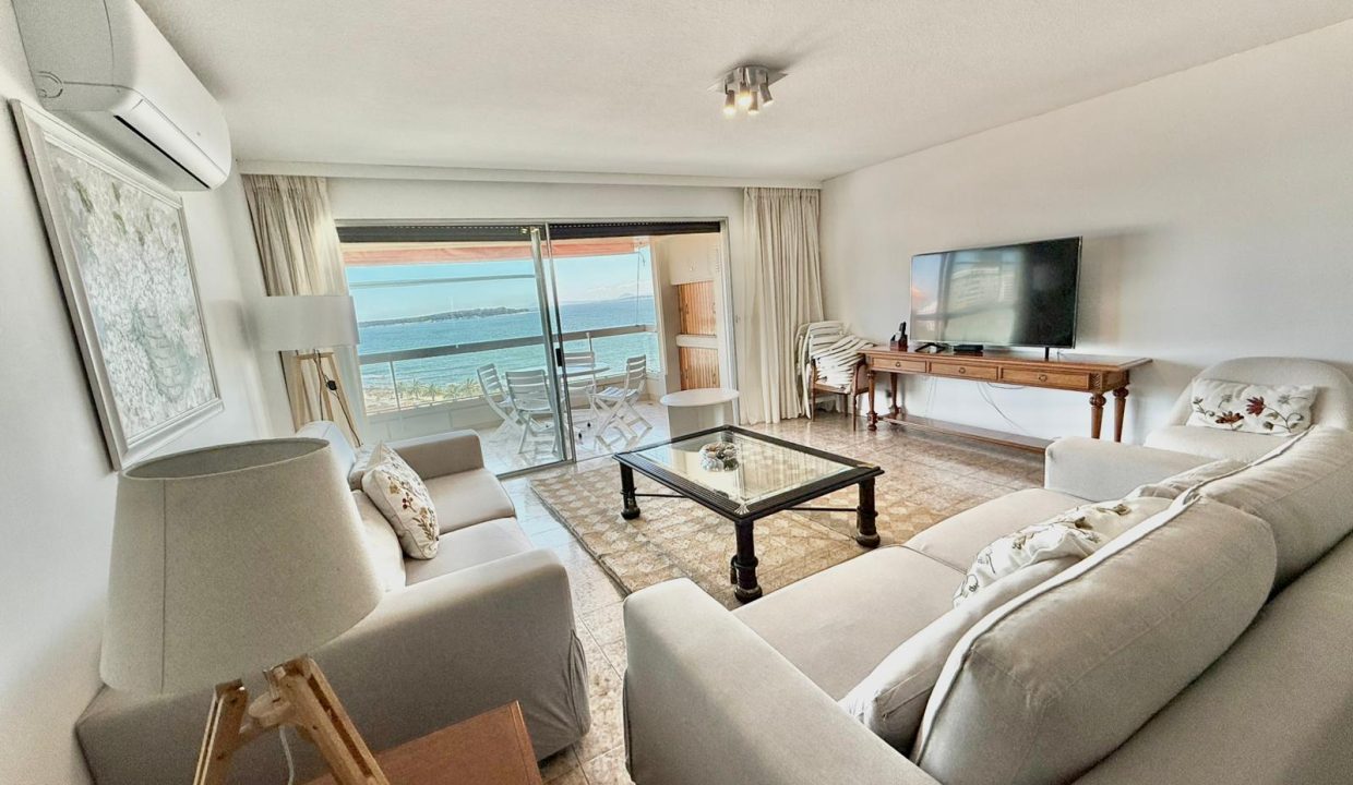 Apartamento frente al mar en Playa Mansa Punta del Este