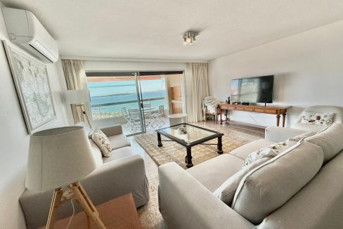 Apartamento frente al mar en Playa Mansa Punta del Este