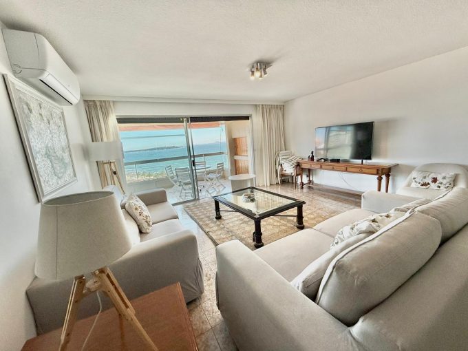 Apartamento frente al mar en Playa Mansa Punta del Este