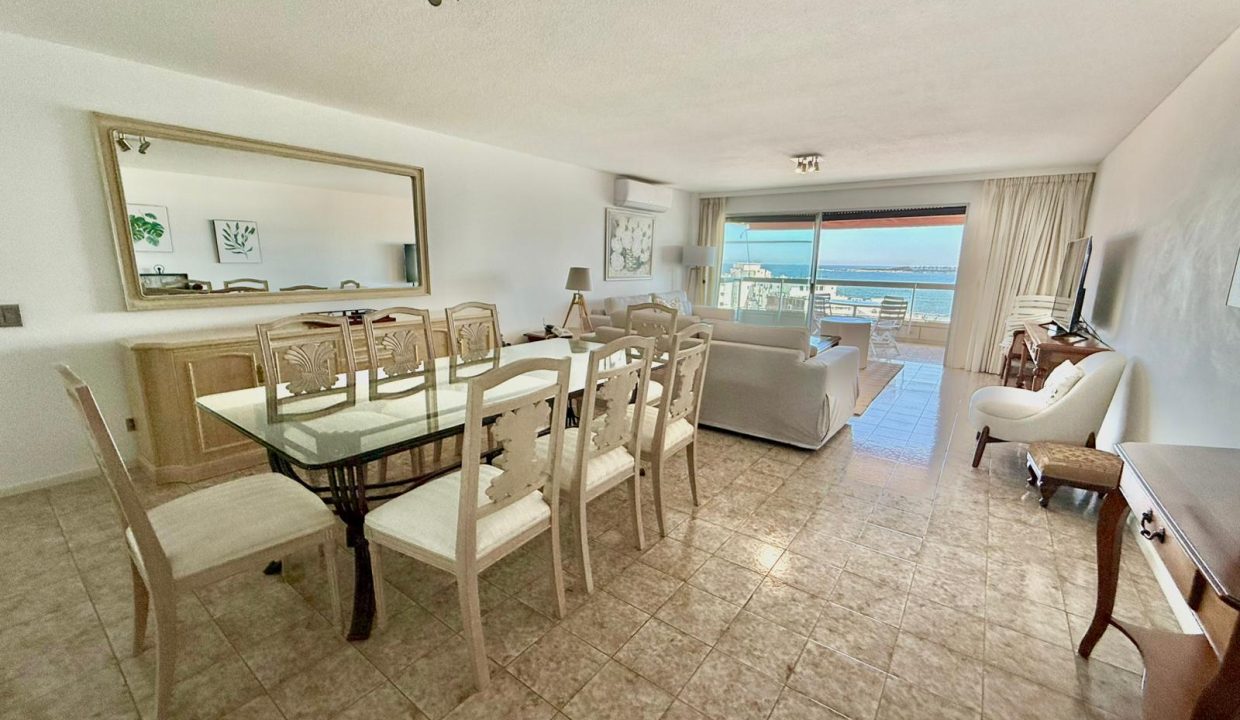 Apartamento frente al mar en Playa Mansa Punta del Este
