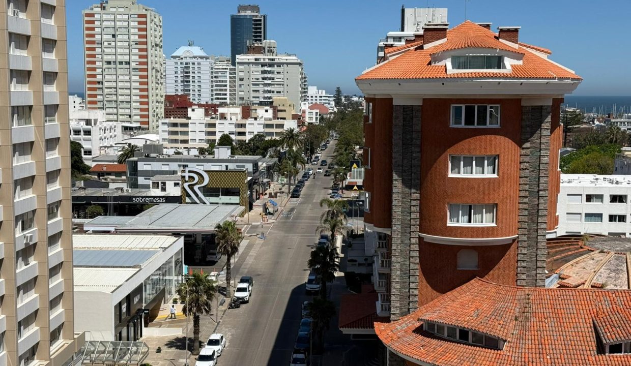 Apartamento frente al mar en Playa Mansa Punta del Este