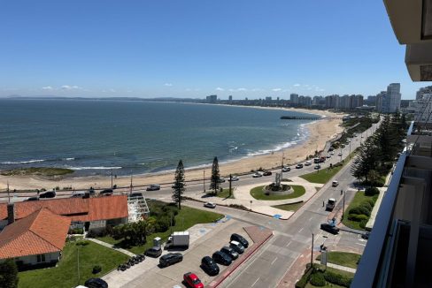 Apartamento frente al mar en Playa Mansa Punta del Este